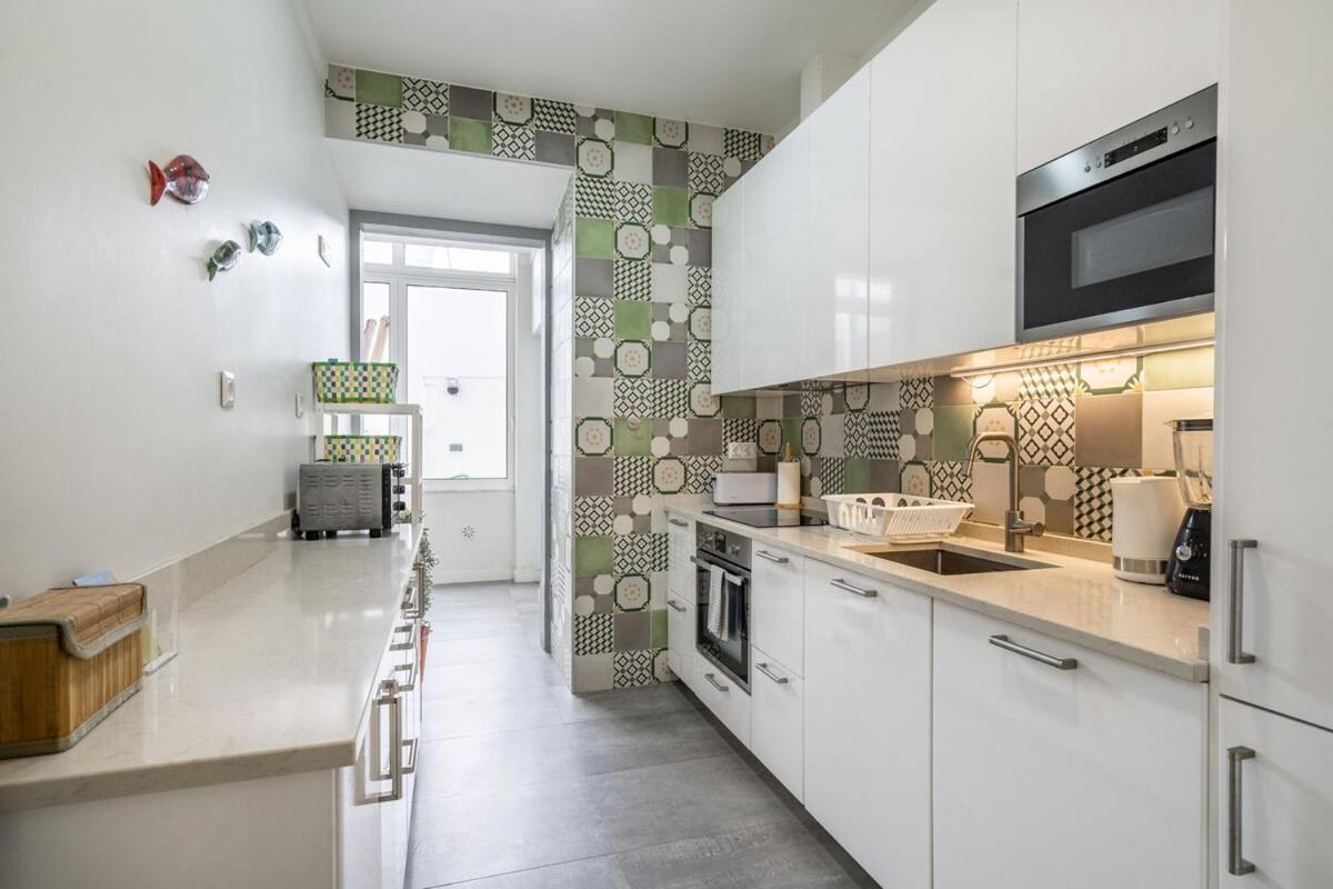 T2 With Ac And Patio Near Av Da Liberdade Lisbon